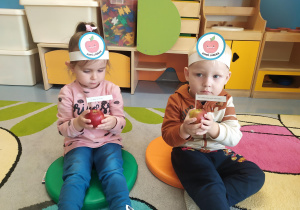 Dzieci rozwiązują zagadki na temat jabłek